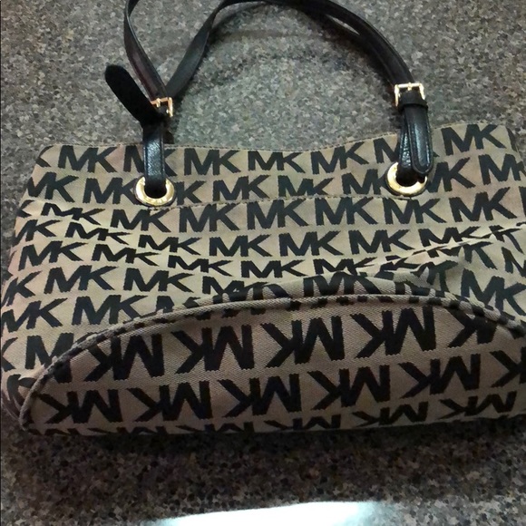 Michael Kors Bag, gently uses , no inside tears - Picture 5 of 5